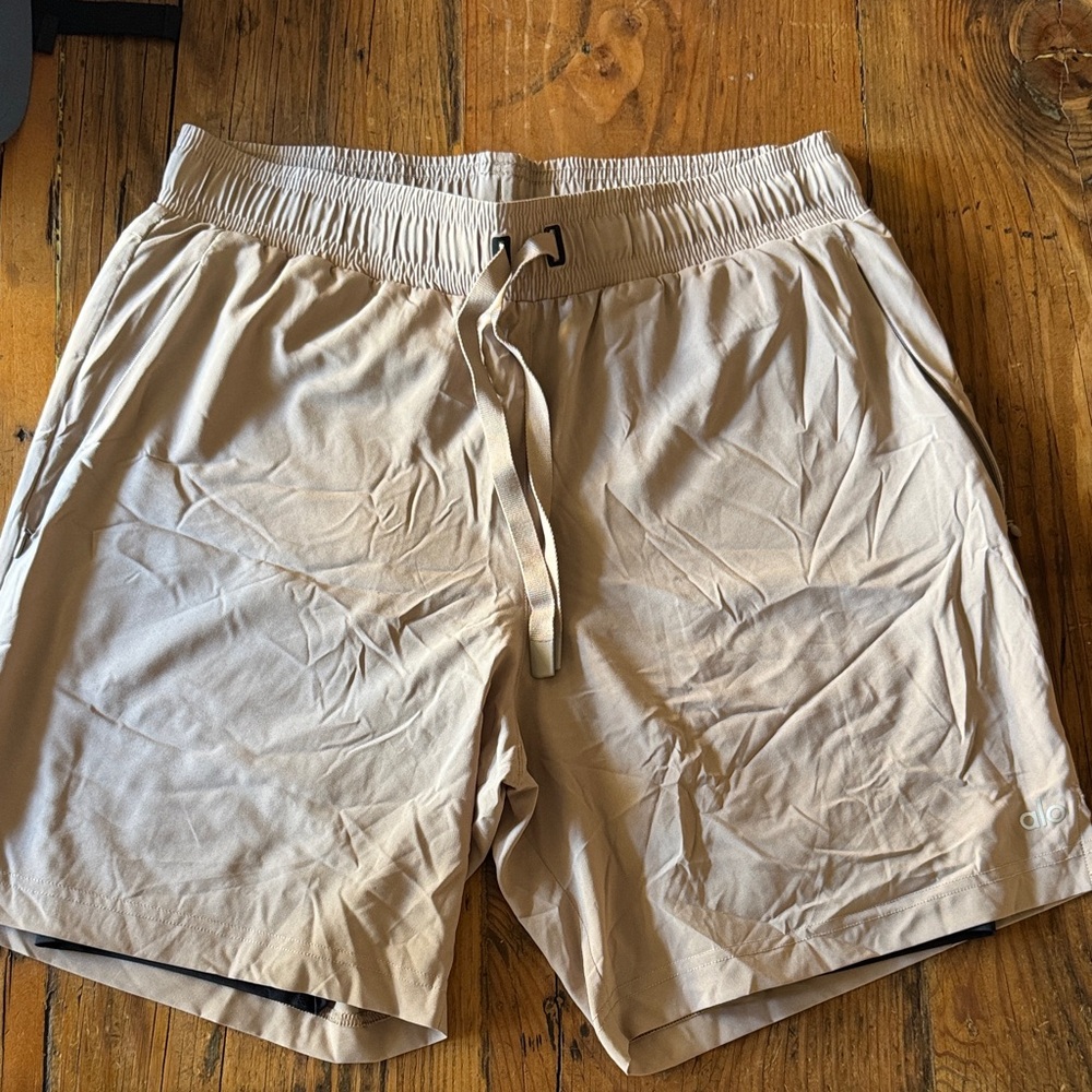 ALO Yoga Men's Beige Athletic Shorts